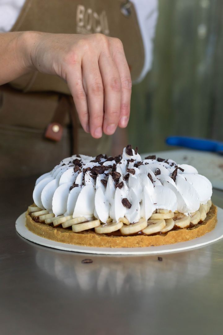 Pay de plátano con crema y chocolate