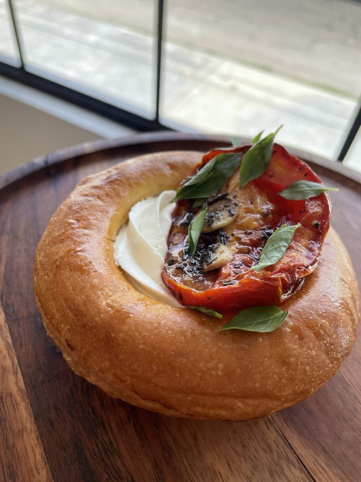 Pan con queso crema y tomate rostizado